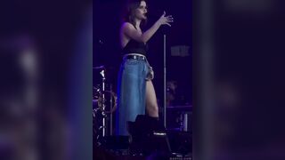 Hot Singer Wearn No Panties