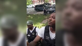 Chicago Officers Respond to 911 Call of Suspect Threatening People with Gun And This is How Locals Greeted Them