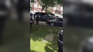Chicago Officers Respond to 911 Call of Suspect Threatening People with Gun And This is How Locals Greeted Them