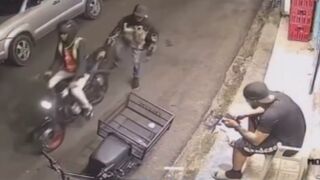 Man Scares Off Phone Robbers with One Move