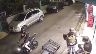 Man Scares Off Phone Robbers with One Move
