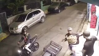 Man Scares Off Phone Robbers with One Move