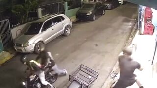 Man Scares Off Phone Robbers with One Move