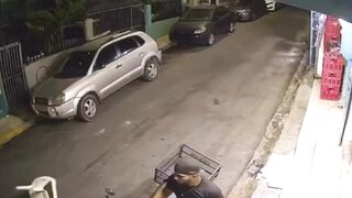 Man Scares Off Phone Robbers with One Move