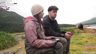 Streamers tunned as huge brown bear hunts right in front of them in Alaska