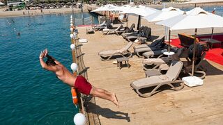 TURKEY MAN JUMPS OVER PROTECTIVE BARRIER and DIVES HEAD FIRST TO HIS DEATH