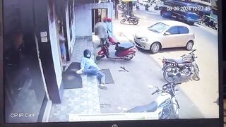 Hero Lone Cop vs 7-member gang fleeing Heist