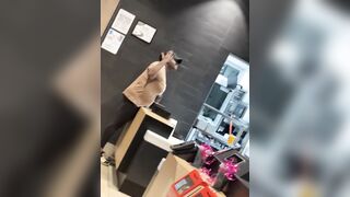 Black woman crashes out on the McDonalds cashier because her food was ‘late’