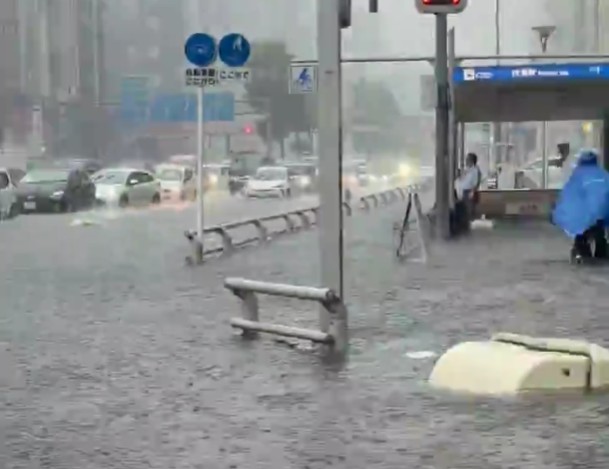 End Times yes? 104.5 mm of rain was unleashed in ONE HOUR, the highest total since records began being kept in 1890.