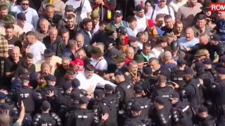 Romanian Farmers Clash With Police in Bucharest