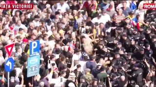 Romanian Farmers Clash With Police in Bucharest