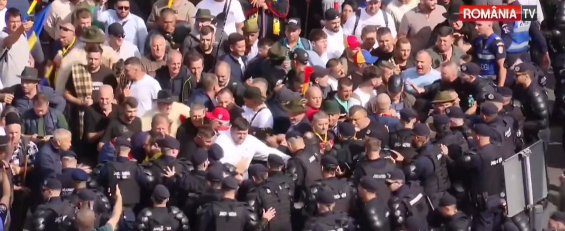 Romanian Farmers Clash With Police in Bucharest
