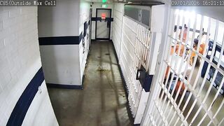 Inmate uses pencil to ESCAPE South Carolina jail cell