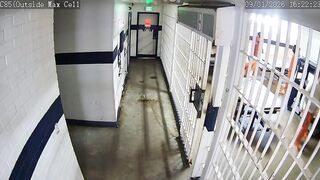 Inmate uses pencil to ESCAPE South Carolina jail cell