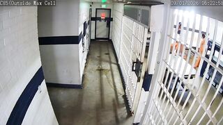 Inmate uses pencil to ESCAPE South Carolina jail cell