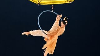 A female performer in Guangzhou suffered an accidental fall from a great height!