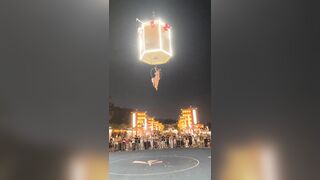 A female performer in Guangzhou suffered an accidental fall from a great height!