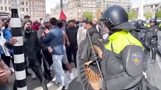 Dutch police explain to Islamists that Europe is no joke