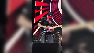 Leftist Tom Morello Sends Trump a Clear Message with Middle Finger at Protest Gig
