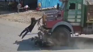 Pure Survival Instinct: Female Motorcyclist Narrowly Dodges Fatal Accident