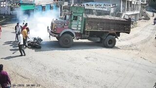 Pure Survival Instinct: Female Motorcyclist Narrowly Dodges Fatal Accident
