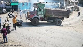 Pure Survival Instinct: Female Motorcyclist Narrowly Dodges Fatal Accident