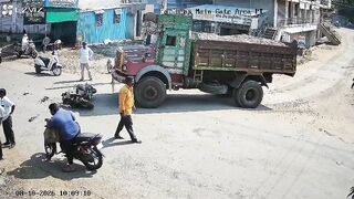 Pure Survival Instinct: Female Motorcyclist Narrowly Dodges Fatal Accident