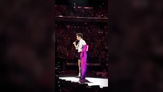 Harry Styles holds a Bisexual Pride flag on stage to announce a fans ‘coming out’