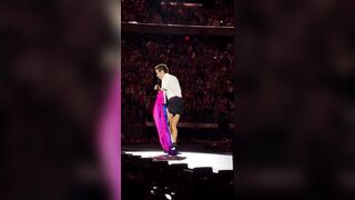 Harry Styles holds a Bisexual Pride flag on stage to announce a fans ‘coming out’