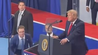 Agent rushes up to warn Secret Service agents of a possible security threat at Trump’s rally