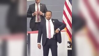 Agent rushes up to warn Secret Service agents of a possible security threat at Trump’s rally