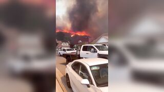 San Clemente, California looks like HELL right now during this raging Norte Fire