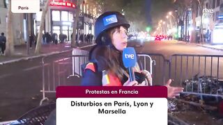 A TVE journalist reporting from Paris on the ongoing riots is confronted by criminals
