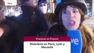 A TVE journalist reporting from Paris on the ongoing riots is confronted by criminals