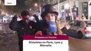 A TVE journalist reporting from Paris on the ongoing riots is confronted by criminals