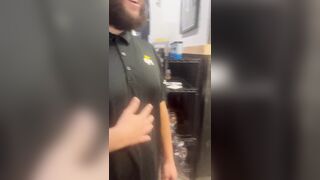 This woman just went nuclear at a restaurant over wings.