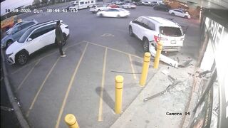 Vehicle crashes into jewelry store in robbery near Toronto Pearson Airport