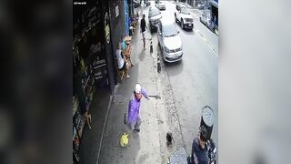 Retired Police Officer comes out of Store to Save Man from Robbery