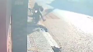 Motorcyclist hits a wall at high speed Instant Death, Even with the Helmet