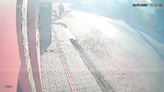 Motorcyclist hits a wall at high speed Instant Death, Even with the Helmet
