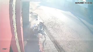 Motorcyclist hits a wall at high speed Instant Death, Even with the Helmet