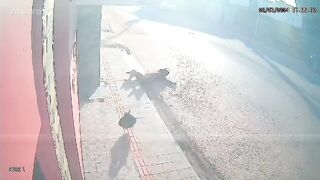Motorcyclist hits a wall at high speed Instant Death, Even with the Helmet