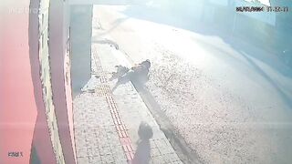 Motorcyclist hits a wall at high speed Instant Death, Even with the Helmet