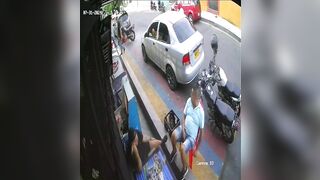 Colombia: Man sitting Relaxingh with Nervous Friend is Brutally Executed