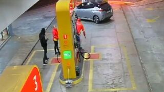 Brazil: Gas Station Employees Scatter when Hitman shows Up to Kill One of them