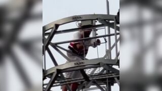 (New angle)Weslley Xavier died after jumping from a telecommunications tower