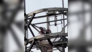 (New angle)Weslley Xavier died after jumping from a telecommunications tower