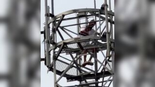 (New angle)Weslley Xavier died after jumping from a telecommunications tower