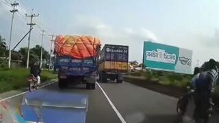 3 Motorcyclists Die in Bizarre Way on the Highway