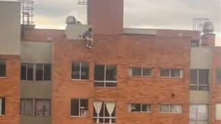 The screams of the neighbors were heard in the background of a video that went viral on social media